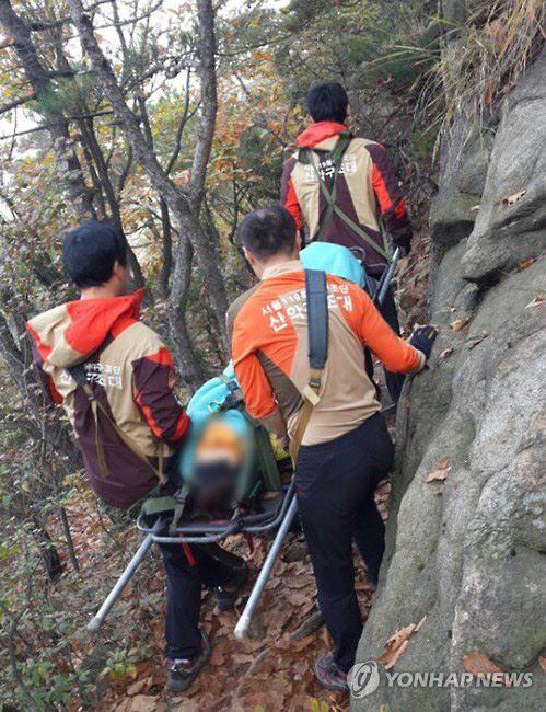 관악산에서 실족해 부상한 등산객 구조 [연합뉴스 자료사진]